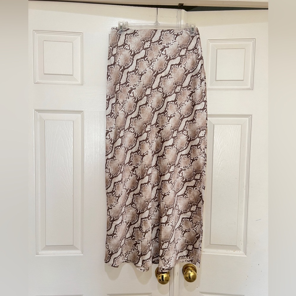 Women size small brown Snake Skin Print Midi Skirt stretch waist lightweight new